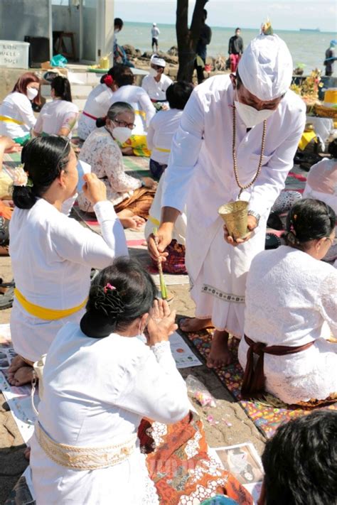 Umat Hindu Adakan Upacara Nyepi Melasti Di Pantai Marina Semaran Foto