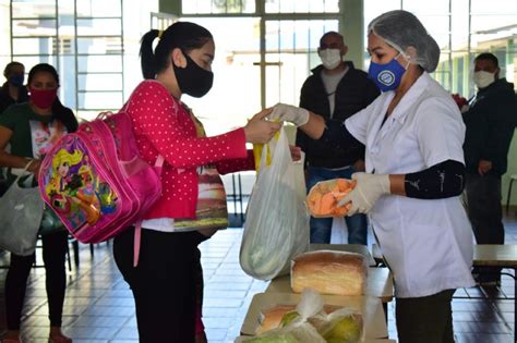 Kits de merenda escolar são entregues a mais de mil famílias