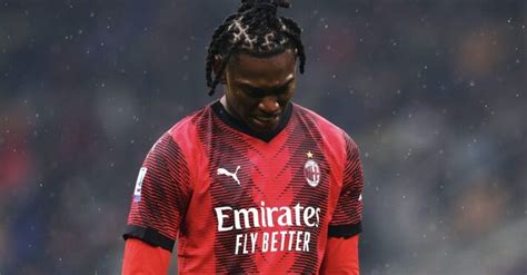 Milan Leao Fischiato Da San Siro Al Momento Del Cambio E Va Subito