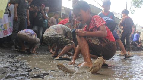 Aksi Protes Jalan Rusak Warga Ciampea Bogor Mancing Ikan Lele Di