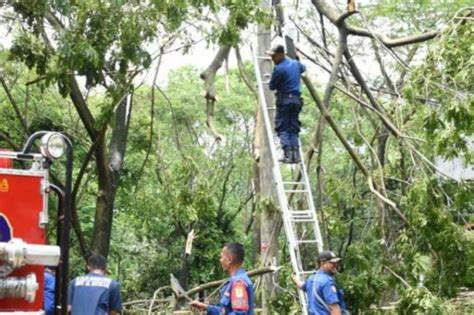 Bpbd Karawang Seratusan Rumah Rusak Akibat Angin Puting Beliung