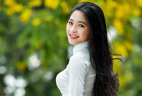 Hot girl tráng bánh mướt xứ Nghệ đẹp dịu dàng dưới tán hoàng yến Thiền Làm Đẹp Cân Đối