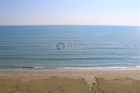 拉纳卡海滩的海浪和风浪地中海与清高清图片下载 正版图片506047719 摄图网