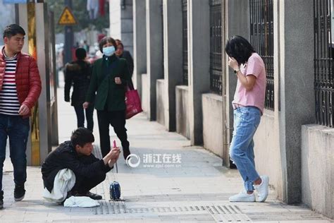 美女模特当街脱裤换衣 美女模特 换衣 凤凰海南