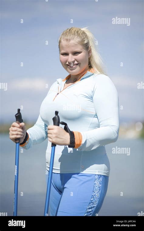 Femme blonde jeunes abondamment le surpoids la marche nordique la moitié portrait