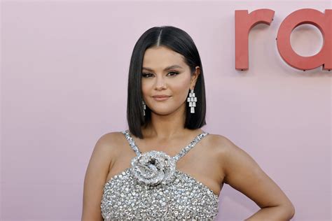 Selena Gomez: Redefining Beauty Standards Image 1
