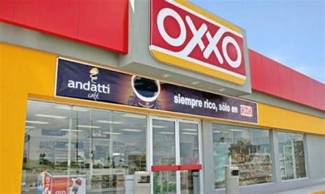 Mujer Pide A Cajera De Oxxo Usar Cubrebocas Y Hombre Le Escupe