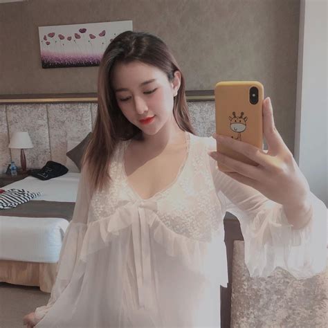 Da trắng mặt xinh thân hình dáng chuẩn cô nàng hot girl Việt mới nổi