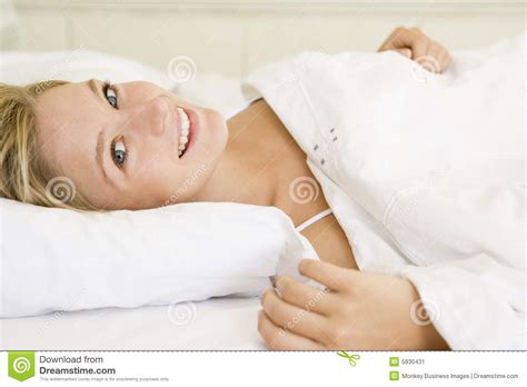 Mujer Que Miente En La Sonrisa De La Cama Imagen De Archivo Imagen De