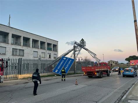 Segnaletica Pericolante Evitato Incidente Strada Chiusa E Squadre Sul