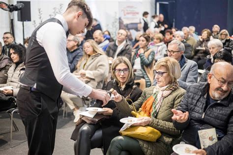 Benissimo Il Primo Weekend Della Festa Del Torrone Di Cremona La