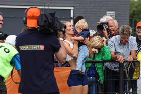Wanneer Het Nadine Broersen Tegenzit Op De Baan Is Daar Zoontje James