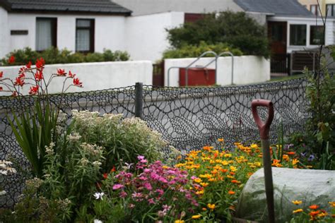 Cette couturière a réalisé toute la clôture de son jardin avec de la