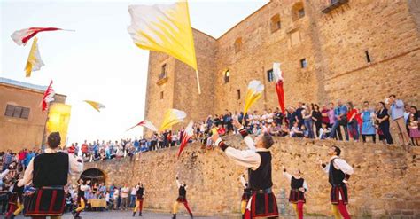 A Castelbuono Sboccia L Infiorata Weekend Tra Cortei Storici