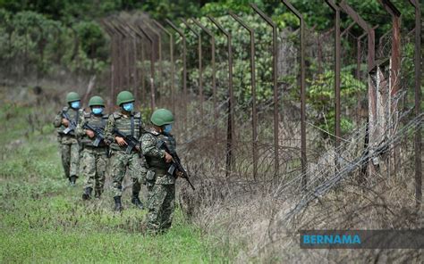 Building walls, fences at strategic points along Malaysia — Indonesia ...