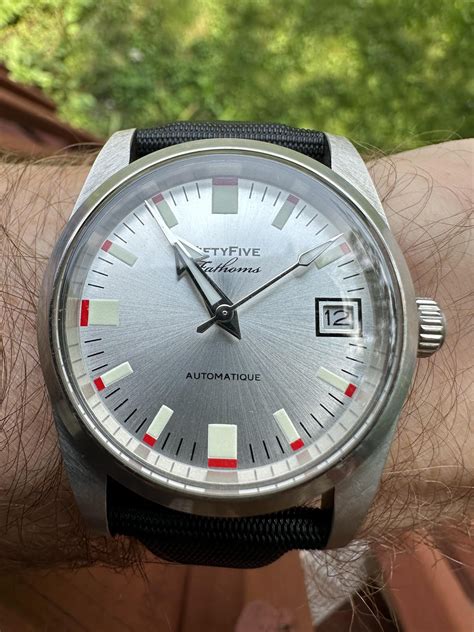 The joy of swapping cases and finding a better look : r/SeikoMods