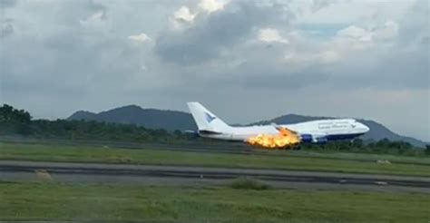 MESIN BAGIAN KANAN GARUDA TERBAKAR PESAWAT ANGKUT 450 JEMAAH HAJI