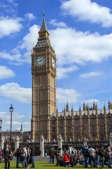 Big Ben Des Chambres Du Parlement Avec Un Bus Imp Riale Rouge Passant