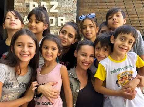 Pampita visitó a los niños de un hogar en San Juan y les cumplió el