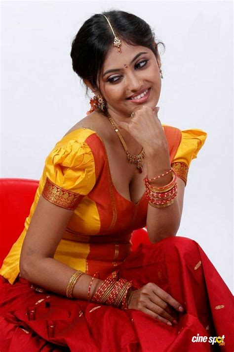 Cine Gallery Tamil Hot Actress Supoorna Cleavage Pics