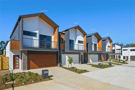 bridgeman downs qld   beds townhouse  sale