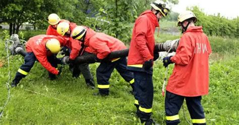 Hochwasser In Region Hunderte Helfer Im Einsatz Region Pforzheimer