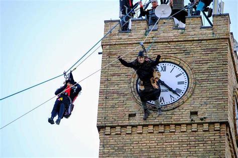 Atri La Discesa Delle Befane Dalla Torre Campanaria Del Palazzo Ducale