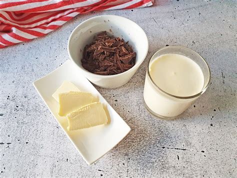 Semi Naked Cake Mit Beeren Und Drip