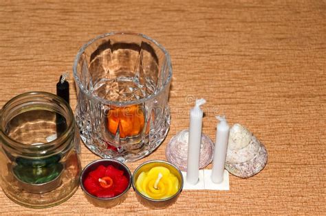 Velas Y Vidrio Sobre Rituales Y Creencias De Fondo De Madera Foto De