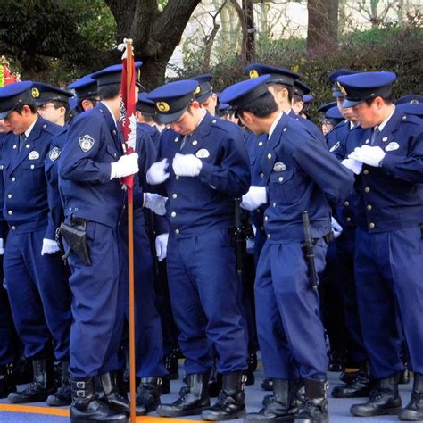 画像に含まれている可能性があるもの2人、立ってる複数の人、屋外 男性警察官 警視庁 警官