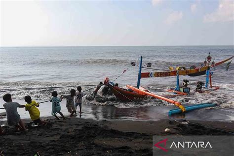 Evakuasi Perahu Karam Terhantam Ombak Di Pantai Cemara Banyuwangi