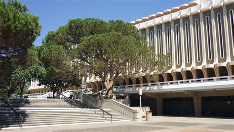 File:UC Irvine, Langson Library.JPG