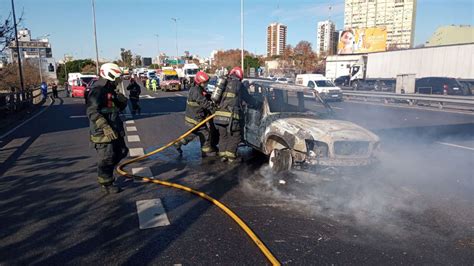 Una Camioneta Se Incendió En Plena Autopista Perito Moreno Y Provocó Un