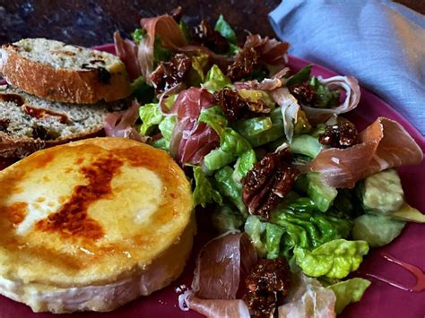 Salat mit gegrilltem Ziegenkäse Birne und Parmaschinken