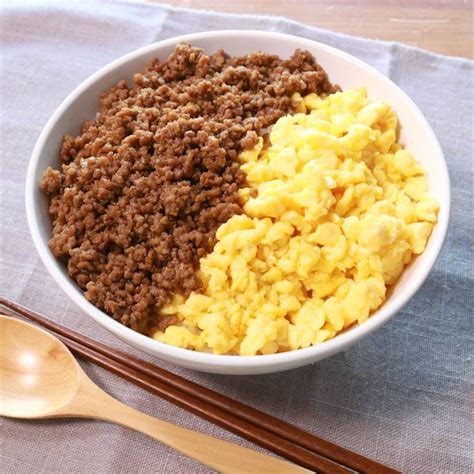 合挽き肉でジューシー！2色のそぼろ丼 作り方・レシピ クラシル レシピ レシピ 料理 レシピ 合挽き肉 レシピ