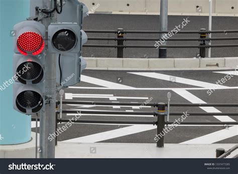 Vertical Traffic Light Intersection Stock Photo 1337477285 | Shutterstock