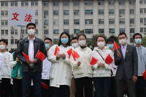 青春告白祖国｜我和国旗合张影 东北林业大学文法学院