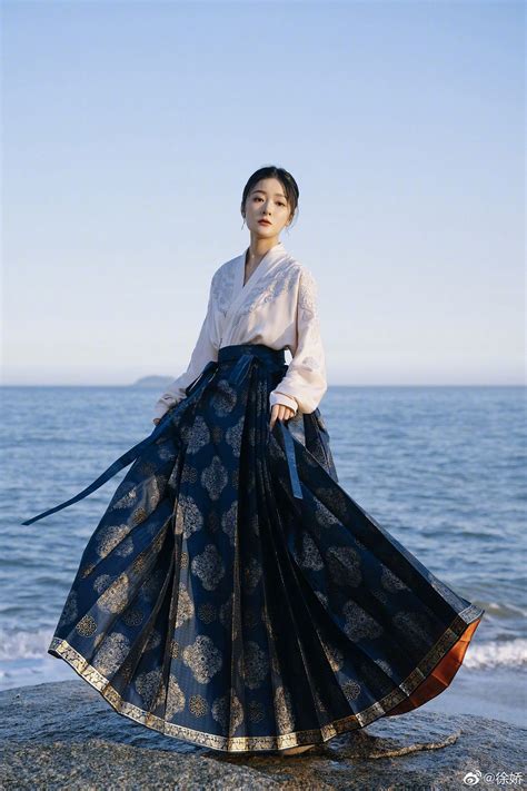 Con trai màn ảnh của Châu Tinh Trì gây sốt khi diện bikini