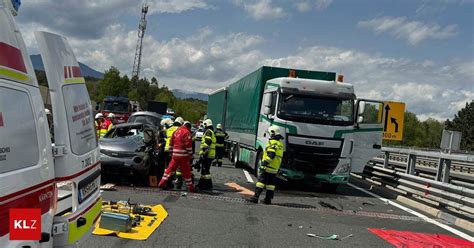 Kärnten Auf Autobahn gewendet Lenker nach Kollision mit Lkw eingeklemmt