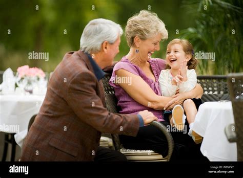 Jeune Fille Assise Avec Son Grand P Re Et Grand M Re Mature L Ext Rieur Photo Stock Alamy