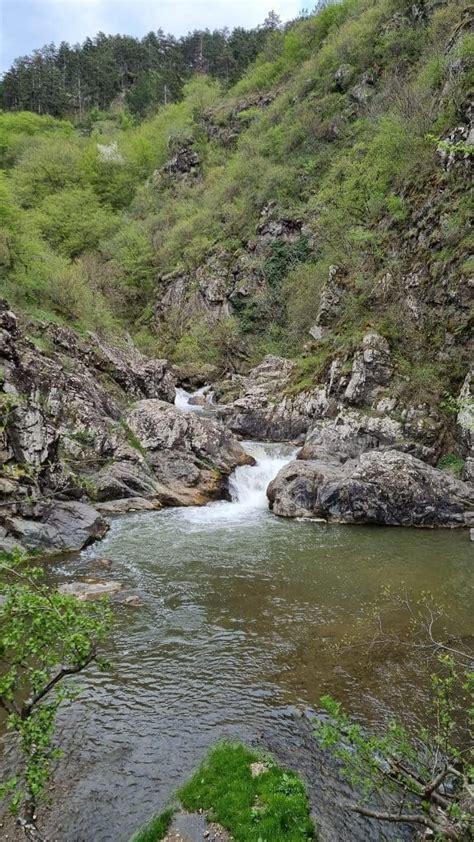 Cascada Ciucaș vă așteaptă să o vizitați în minivacanța de 1 Mai și