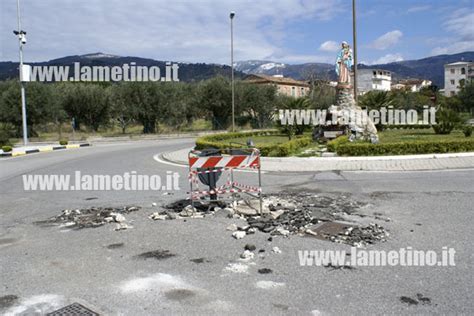 Lamezia Maltempo Provoca Voragine Su Rotatoria In Via Dei Bizantini