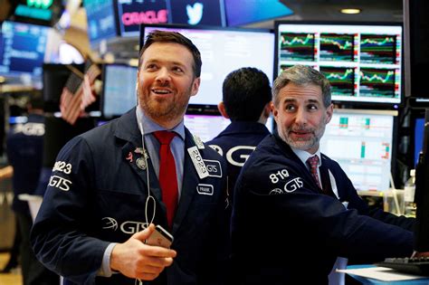 Stocks' comeback rally gains momentum, S&P 500 rises to new