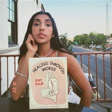 Fen Meno Da Poesia No Instagram Rupi Kaur Ter Livro Que Revela Abusos