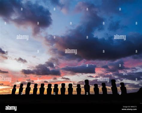 Moai En Ahu Tongariki Al Amanecer El Parque Nacional Rapa Nui