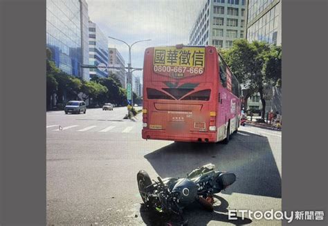 驚險瞬間！北市公車左轉遭直行機車撞上 騎士慘摔送醫 Ettoday社會新聞 Ettoday新聞雲