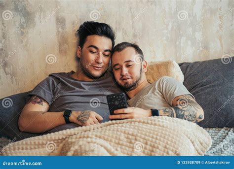 Coppie Gay Felici Che Prendono Selfie Sul Letto A Casa Immagine Stock Immagine Di Piumino