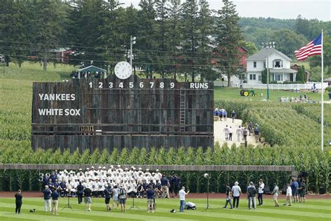 フィールドオブドリームスのロケ地での試合に臨んだホワイトソックスの選手たちAP スポニチ Sponichi Annex 野球