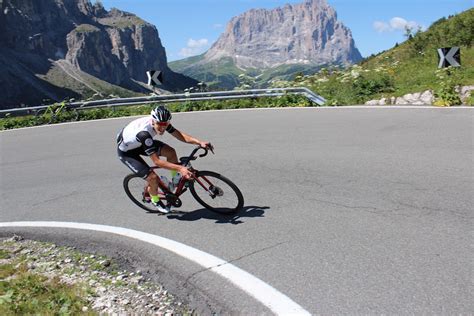 RADSPORT Dallago jubelt am Grödner Joch Mazzurana am Campolongo Pass