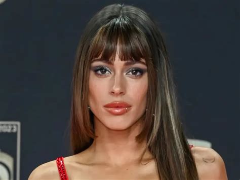 Flequillo Y Vestido Rojo Con Brillos El Look De Tini Stoessel Que